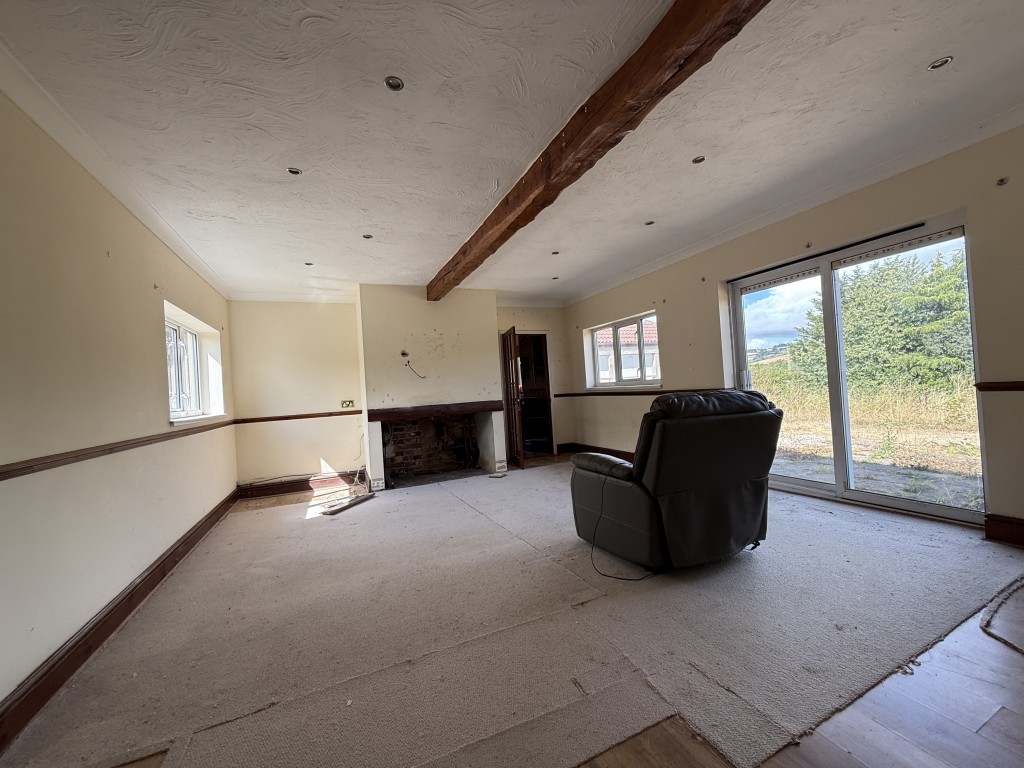 Lot: 114 - DETACHED BUNGALOW WITH APPROXIMATELY 11.6 ACRES, REQUIRING RENOVATION - Spacious living room